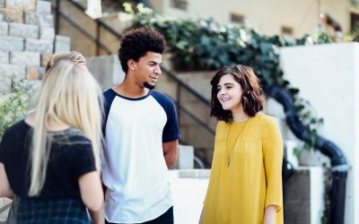 Quase metade dos jovens cristãos que frequentam igrejas acham errado fazer evangelismo